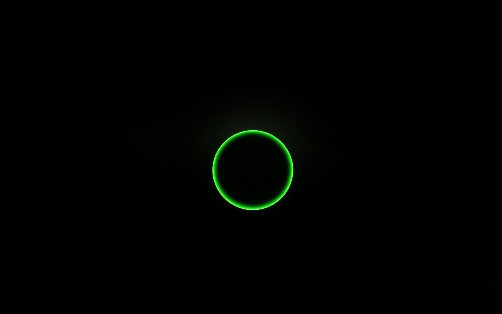Een gloeiende groene cirkel in het donker, als een knop die je niet mocht indrukken