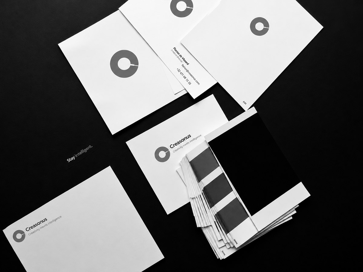 Huisstijlmateriaal met logo-ontwerpen en kleurenstalen